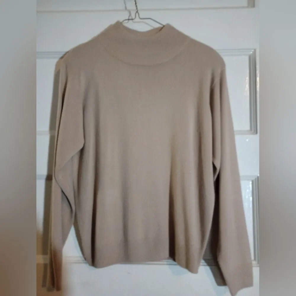 Milano size S sweater top, Please Read Description. (Rox310, 311)